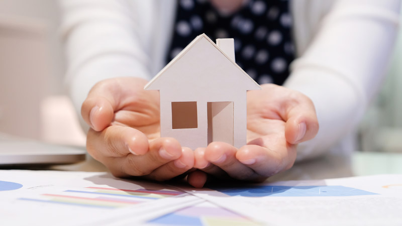 Mãos a segurar uma casa